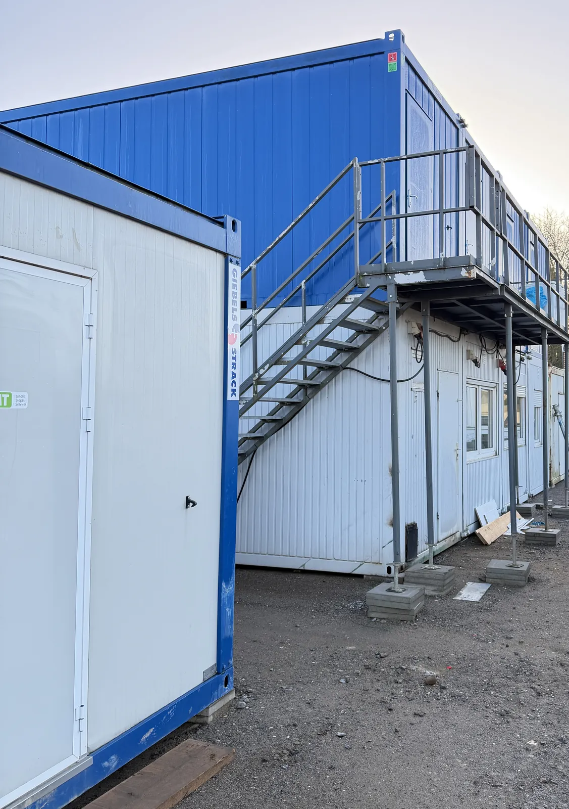 Bau- und Sonderreinigung in Grevenbroich – zweigeschossige Bau- und Sanitärcontainer einer Baustelle, bereit für die Endreinigung