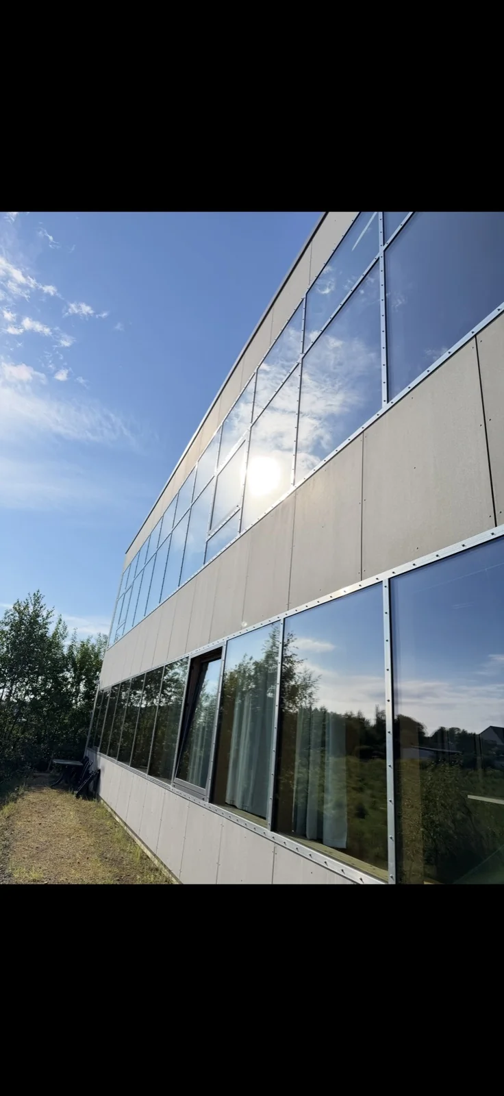 Fassadenreinigung in Grevenbroich – gepflegte Glas-, Klinker- und Metallfassaden für Geschäftsgebäude