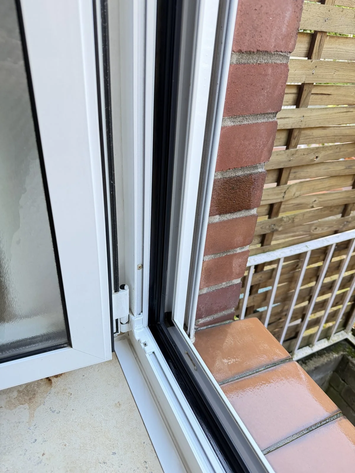 Gleiche Fensterecke nach der Fensterreinigung in Grevenbroich – Rahmen sauber, klare Sicht durch das Glas
