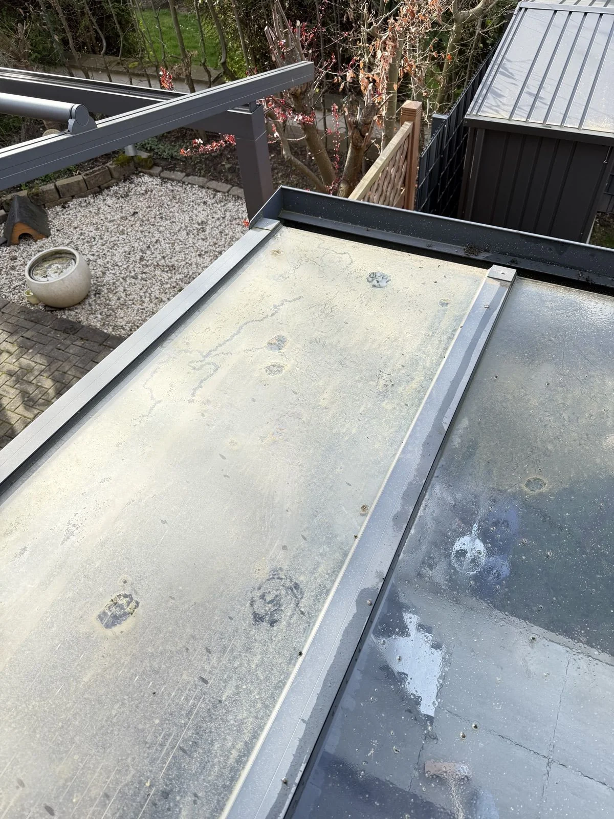 Terrassendach in Grevenbroich vor der Reinigung – stark verschmutzt mit Algen, Pollen und Kalkflecken