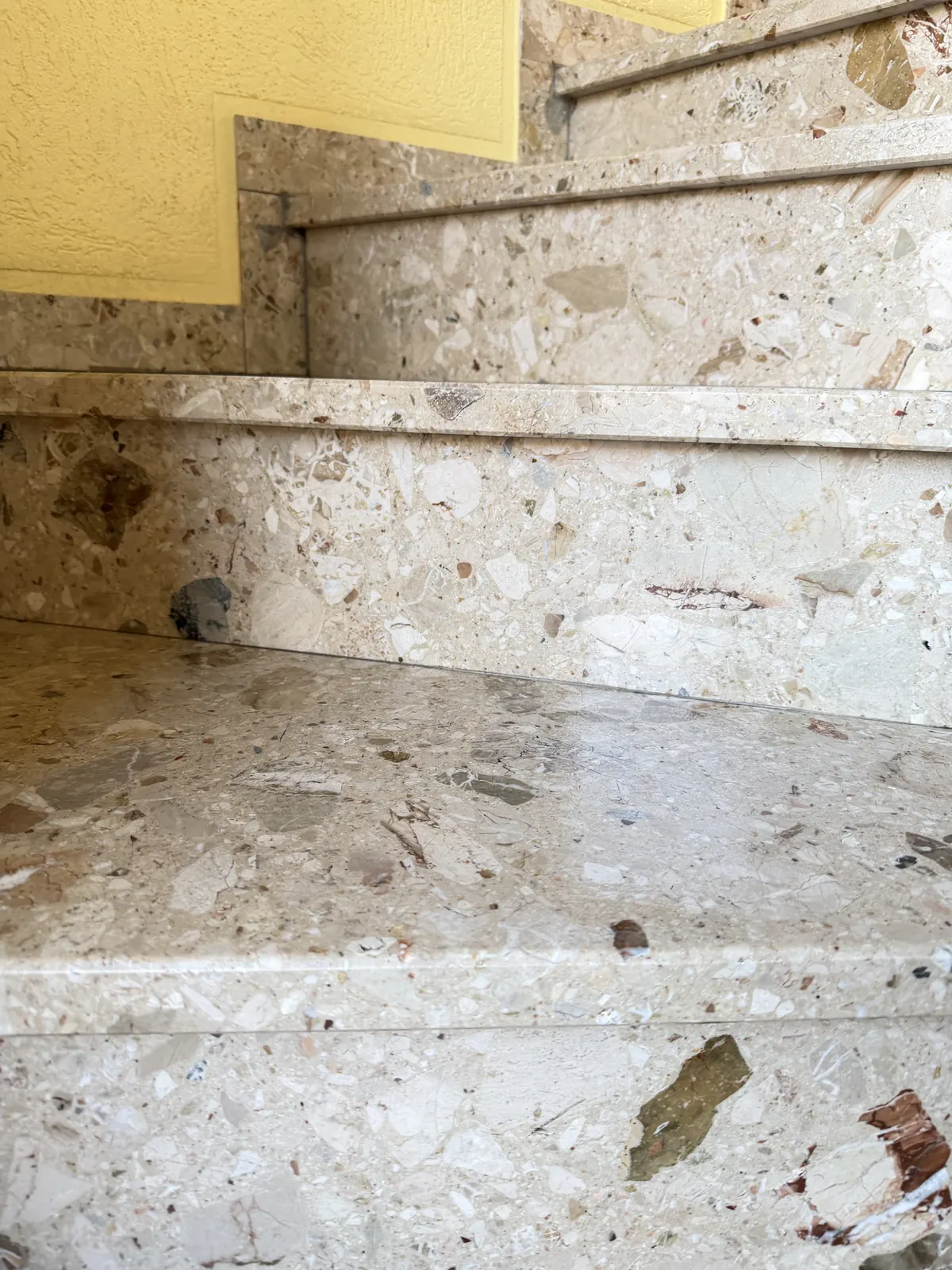 Gleiche Treppenstufen nach der Treppenhausreinigung in Grevenbroich – rückstandsfrei und streifenfrei