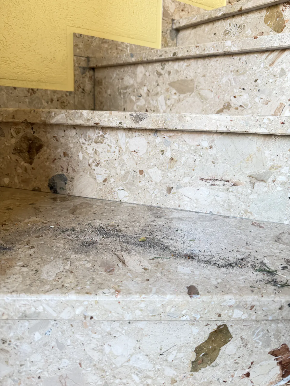 Treppenstufen mit Schmutz und Kehrgut vor der Treppenhausreinigung in Grevenbroich – Vorher-Aufnahme